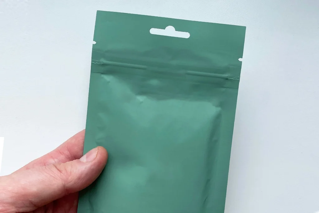 Packaging para farmacia, cosmética e higiene desarrollado mediante recubrimiento por extrusión y laminación para proteger productos sensibles.