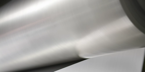 Recubrimiento por extrusión para estructuras técnicas industriales desarrolladas con papel, aluminio, polietileno y otros materiales técnicos.